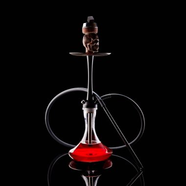 Cam mataralı nargile ve metal kaseli shisha. Duman yok. Siyah arkaplan.