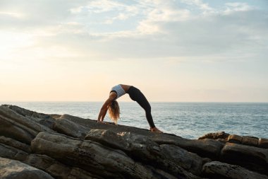 Doğada Yoga Çalışan Kadın. Meditasyon Açık havada