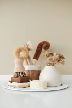 Kahverengi Seramik Kupada Mutfak Tabağı Fırçaları