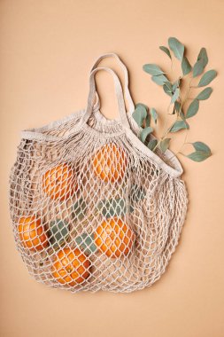 Kahverengi arka planda tekrar kullanılabilir alışveriş torbaları. Sıfır atık. Plastik yok