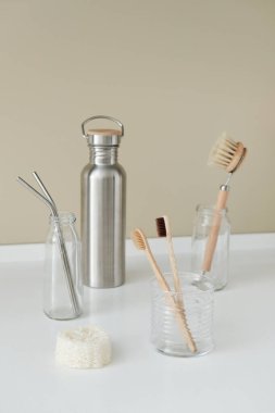 Ekolojik ev eşyaları. Bambu diş fırçaları. Çevre dostu ahşap bulaşık fırçaları, metal pipetler, lif, su ve diğer içecekler için yeniden kullanılabilir metal şişe.. 