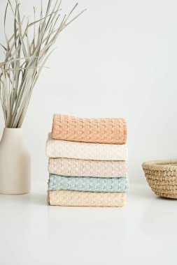 Doğal muslin mutfak havlularının toplanması düzgünce dikey bir yığının içine dizilmiş..