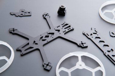 FPV insansız hava aracı. İHA FPV çerçevesi. Karbondan yapılmış FPV insansız hava aracı için yedek parçalar.