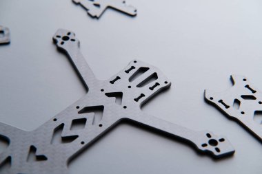 FPV insansız hava aracı. İHA FPV çerçevesi. Karbondan yapılmış FPV insansız hava aracı için yedek parçalar.