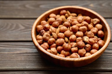 Tahta bir fındıklı, kahverengi bir fındıklı..