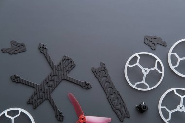 FPV insansız hava aracı. İHA FPV çerçevesi. Karbondan yapılmış FPV insansız hava aracı için yedek parçalar.