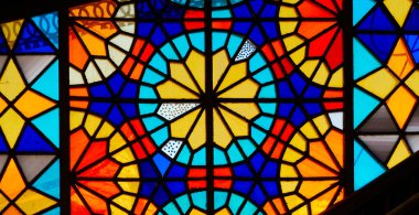 Renkli vitray pencere. Parlak geometrik şekiller.