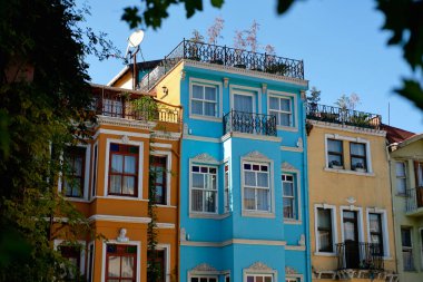 Geleneksel taş cadde ve Balat bölgesindeki Fener bölgesinde renkli evler. 