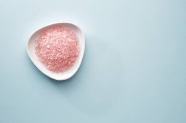 Pembe banyo tuzu, kuru vücut masajı fırçası, muslin havlular. Vücut bakımı.