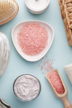 Pembe banyo tuzu, kuru vücut masajı fırçası, muslin havlular. Vücut bakımı.