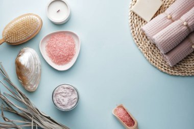 Pembe banyo tuzu, kuru vücut masajı fırçası, muslin havlular. Vücut bakımı.