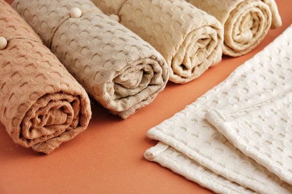 Toallas para el hogar hechas de muselina natural en tonos pastel. Textiles para el hogar naturales, suaves y elegantes. — Foto de Stock