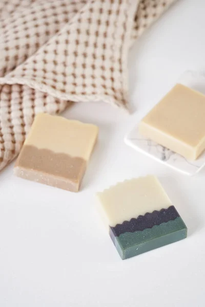 Βιολογικό χειροποίητο σαπούνι με φυσικά συστατικά και φυσική μουσελίνα πετσέτα. Spa στο σπίτι σας. — Φωτογραφία Αρχείου
