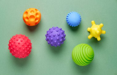 Çocukların zihinsel ve fiziksel süreçlerini geliştirmek için dokunsal ya da duyusal toplar.