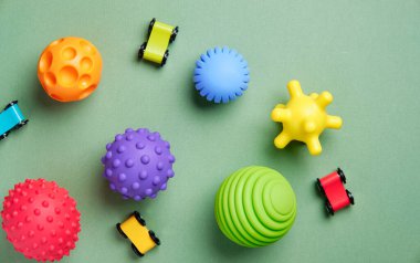 Çocukların zihinsel ve fiziksel süreçlerini geliştirmek için dokunsal ya da duyusal toplar.