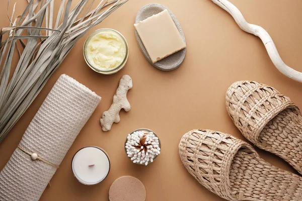 Scrub corpo, shampoo solido, sapone fatto a mano, tamponi di cotone di bambù, asciugamani mussola e altri prodotti da bagno. Cosmetici ecologici per la cura del corpo. — Foto Stock