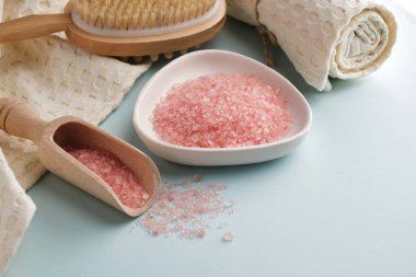 Pembe banyo tuzu, kuru vücut masajı fırçası, muslin havlular. Vücut bakımı.