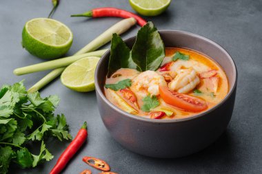 Ulusal Laos ve Tayland yemeği - karides Tom Yum ile baharatlı ve ekşi çorba.