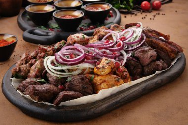 Lezzetli ızgara etle soğanı karıştırdım. Kafkasya yabancılığında barbekü koleksiyonu. 