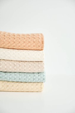 Doğal muslin mutfak havlularının toplanması düzgünce dikey bir yığının içine dizilmiş..