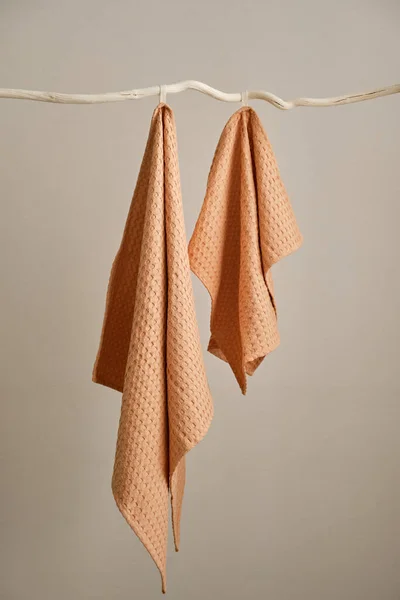 Koleksi handuk dapur muslin alami digantung berturut-turut pada gantungan kayu yang tidak biasa. Tekstil dapur alami, lembut, lapang dan bergaya. Stok Foto Bebas Royalti
