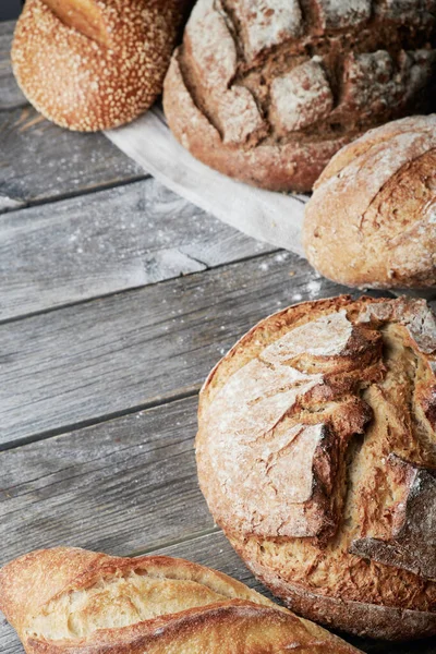 Асорті домашнього хліба без глютену та дріжджів на сірому дерев'яному фоні . — стокове фото