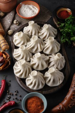 Ulusal Gürcü mutfağı. Etli Khinkali. Khinkali, koyu bir tahta üzerinde yakın plan..