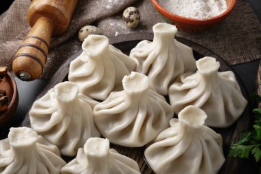 Ulusal Gürcü mutfağı. Etli Khinkali. Khinkali, koyu bir tahta üzerinde yakın plan..