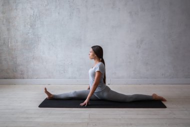 Kadın pratik gelişmiş yoga sicim