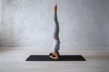 Kadın pratik gelişmiş yoga Masası