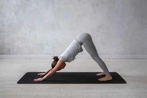 Kvinnan praktiserande avancerad yoga — Stockfoto