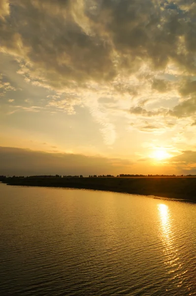 Reflexion über den Fluss im Hintergrund des Sonnenuntergangs. — Stockfoto
