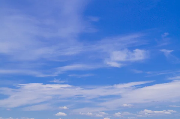 Vita moln blå himmel — Stockfoto