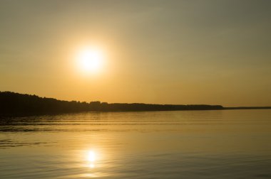 Nazik gökyüzü ile Nehri üzerinde güzel gün batımı