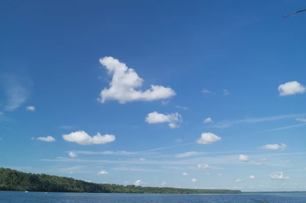 Cielo Blu Con Nuvole Sole Erba Verde — Foto Stock