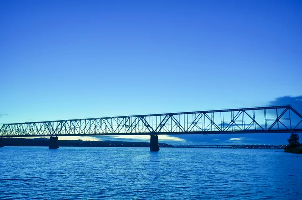 Puente ferroviario por la noche en Kostroma — Foto de Stock