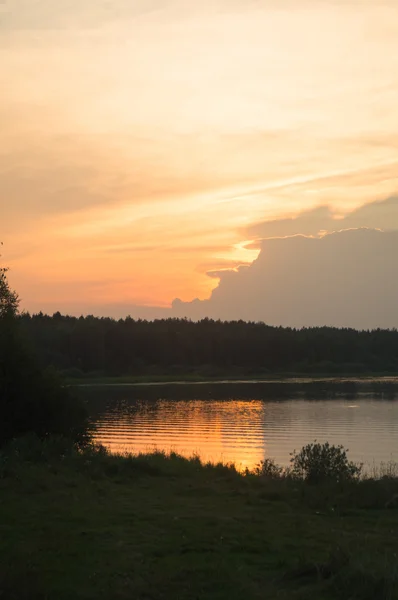 Piękny zachód słońca nad rzeką — Zdjęcie stockowe