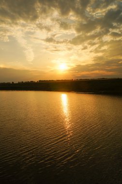 Nehirde güzel bir gün batımı