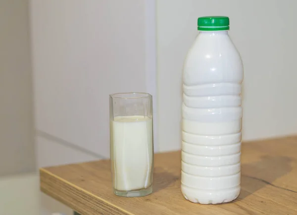 Молочна Пляшка Склянка Дерев Яному Фоні — стокове фото