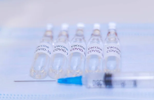 Ampullen Mit Covid Impfstoff Labor Auf Dem Tisch Spritze Und — Stockfoto