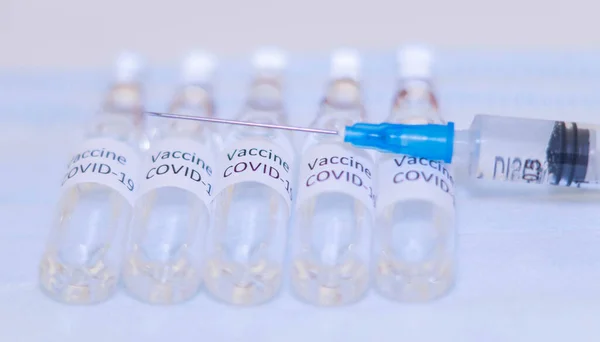 Ampullen Mit Covid Impfstoff Labor Auf Dem Tisch Spritze Und — Stockfoto