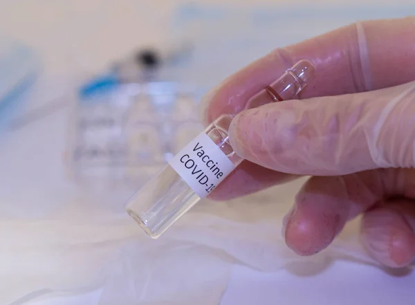 Arzt oder Laborant mit nCoV Coronavirus-Impfstoff für 2019-nCoV COVID-Virus. — Stockfoto