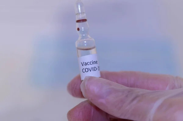 Arzt oder Hilfsarbeiter mit nCoV Coronavirus-Impfstoff — Stockfoto