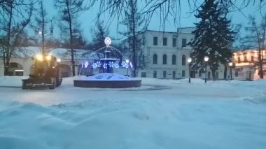 Kar küreme traktörü kışın yolu kardan temizler.