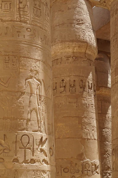 Starověké hieroglyfy Karnak Temple sloupec — Stock fotografie