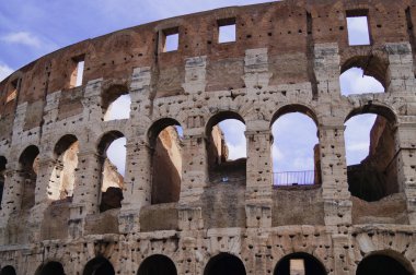 Güneşli bir gün duvara Coliseum, mavi gökyüzü windows Roma İtalya kemerler.