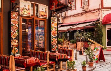 İstanbul 'un eski kentinde sokak kafesi ya da açık hava yemek alanı