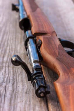 Tüfek mandalını kapat. Tüfek, silah kırsal ahşap yüzeyde. 
