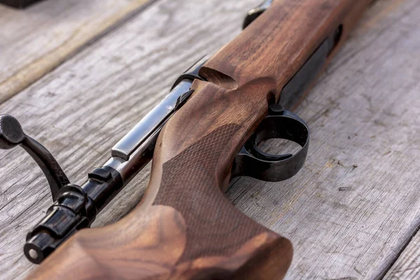 Kırsal ahşap yüzeyde duran bir tüfeğe yakın plan. Tüfek, silah.