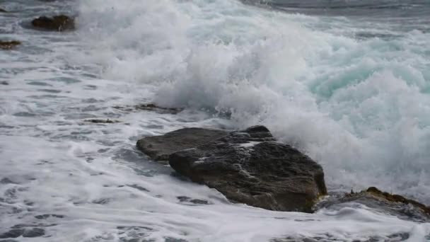 Zee Golven Crashen Een Rotsachtig Strand Een Winderige Dag — Stockvideo